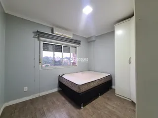 Quarto com cama e janela em um imóvel no Brasil.