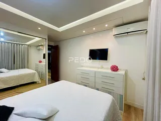 Quarto com cama e armário em um apartamento.