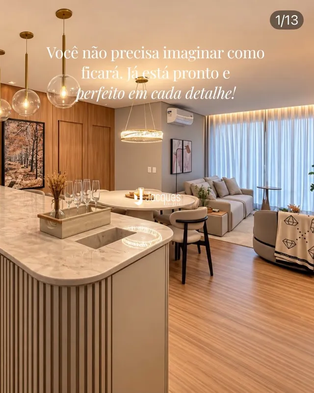 Sala de estar com decoração moderna e piso de madeira.