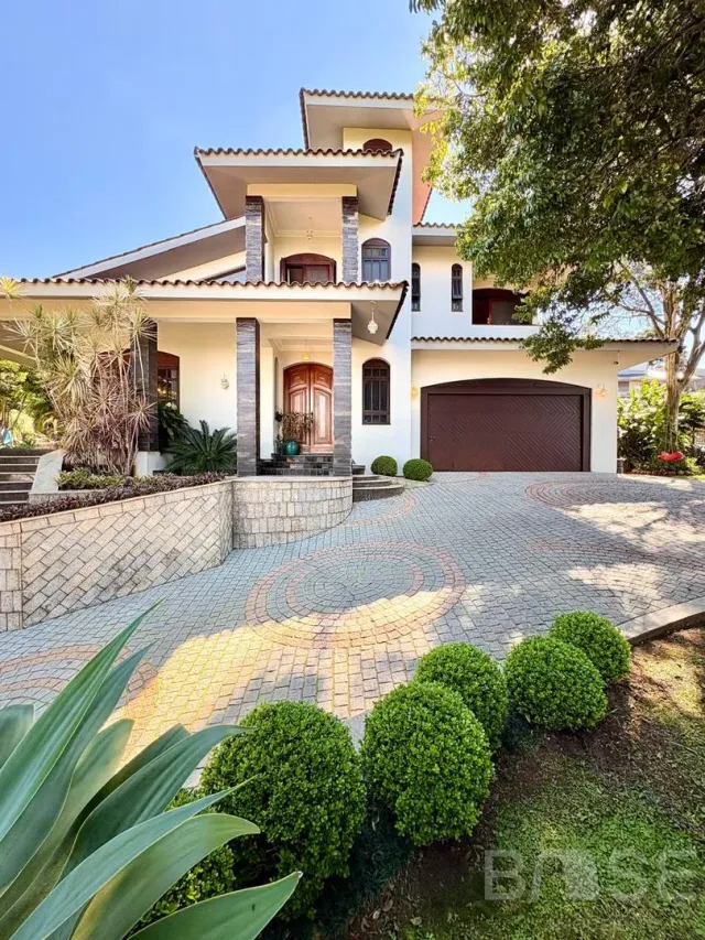 Casa com 4 dormitórios