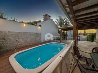 Foto de uma piscina externa em uma residência no Brasil.