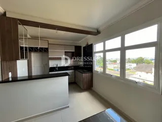 Cozinha moderna com grandes janelas que oferecem uma vista externa.