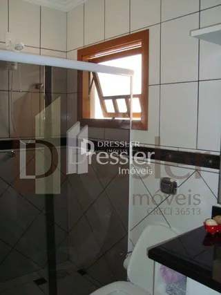 Foto de um ambiente interno com revestimento de azulejos brancos.