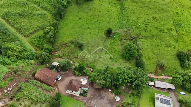 Vista aérea de uma propriedade rural com vegetação exuberante em Lajeado.