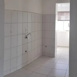 Interior com paredes e piso de cerâmica branca.