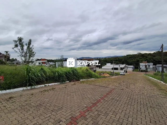 Vista externa de uma propriedade em Lajeado, Brasil, mostrando o terreno e as construções ao fundo.
