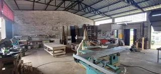 Foto de um espaço industrial com paredes de tijolo aparente e maquinário.