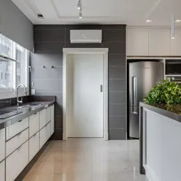 Foto de um corredor interno com portas e acabamentos modernos.