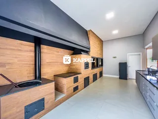 Cozinha moderna com armários de madeira e bancada escura.
