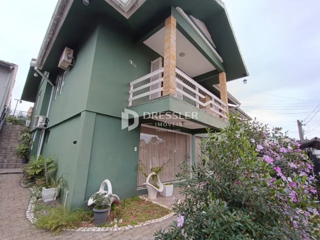 Fachada de uma casa verde em Lajeado, Brasil.