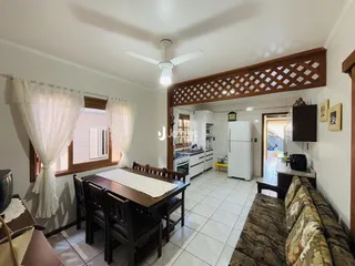 Foto de uma sala de jantar com mesa de madeira e decoração em uma residência.