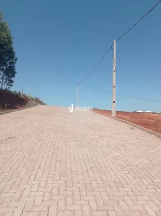 Vista de uma rua pavimentada em Lajeado, Brasil.