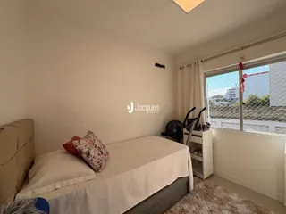 Quarto com cama e janela em um imóvel.