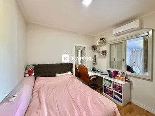 Quarto com cama grande e ar condicionado instalado.