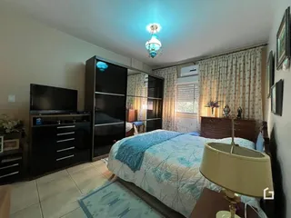 Quarto com cama e guarda-roupa em um imóvel no Brasil.
