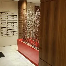 Vista de um espaço interno com uma parede decorativa vertical.