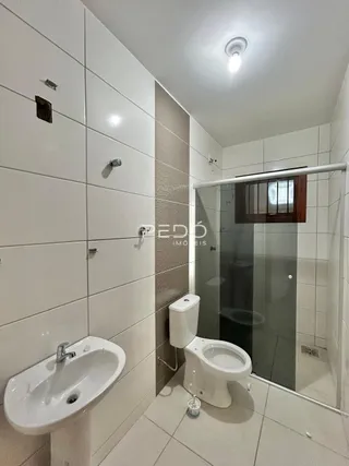Foto de um banheiro moderno com azulejos brancos e box de vidro.