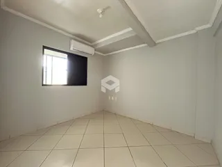 Corredor interno com piso de cerâmica e teto branco.