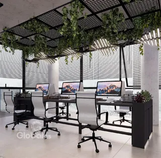 Foto de um escritório moderno com mesas de trabalho e decoração de plantas.