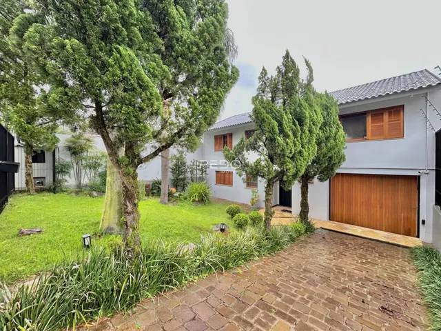 Vista externa de uma residência com jardim e entrada pavimentada em Lajeado.