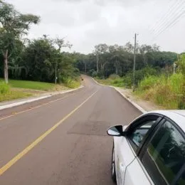 Uma foto de uma estrada asfaltada em Lajeado, Brasil.