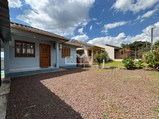Fachada de uma casa em Lajeado, Brasil, com jardim de cascalho na frente.