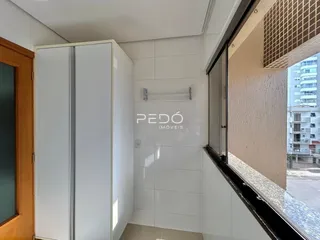 Interior de um corredor com paredes brancas e piso de cerâmica.