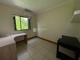 Foto de um cômodo interno com janela e piso cerâmico.