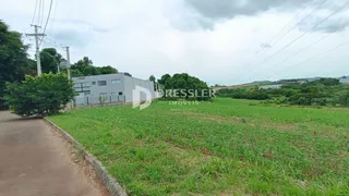 fachada de um prédio com área gramada ao fundo