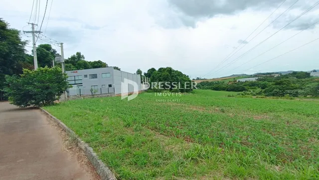 fachada de um prédio com área gramada ao fundo
