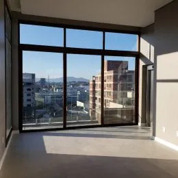 Vista da cidade vista através de grandes janelas de uma propriedade em Lajeado.
