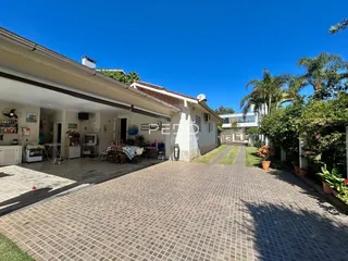 Fachada de uma residência em Lajeado, Brasil, com área externa pavimentada.