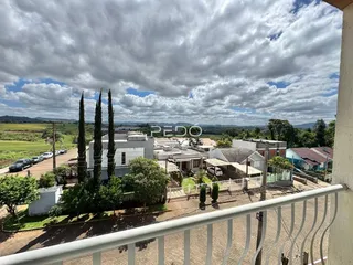 Vista de uma área residencial com vegetação e casas em Lajeado, Brasil.