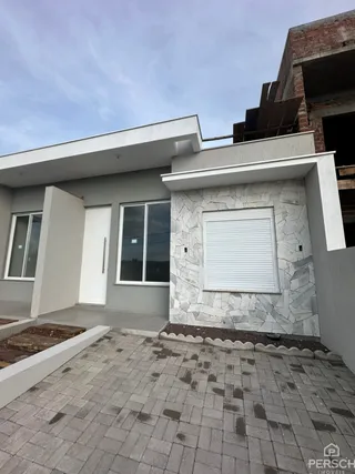 Fachada externa de uma residência em Lajeado, Brasil, com revestimento de pedra clara.