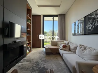 Sala de estar moderna com sofá e televisão.