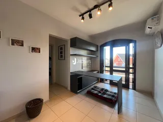 Sala de estar com piso de cerâmica e portas de vidro.