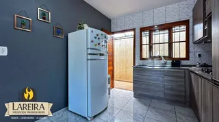 Imagem de uma cozinha com armários e janela em um imóvel no Brasil.