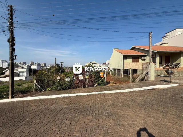 Fachada de uma casa em Lajeado, Brasil, com vegetação e poste de luz na frente.