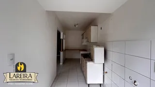 Foto do corredor interno de uma residência com acabamentos em cerâmica.