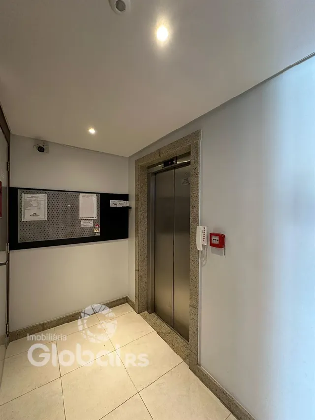 A foto mostra o corredor de entrada de um imóvel.