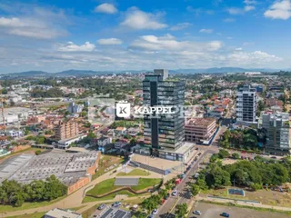 Vista aérea de um bairro urbano com edifícios residenciais e áreas verdes.
