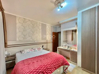 Quarto com cama e decoração em ambiente interno.