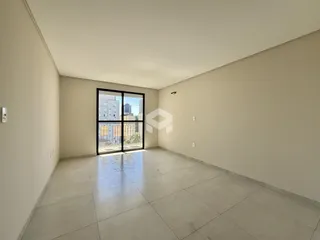 Ambiente interno de uma sala com piso de cerâmica e grande janela.