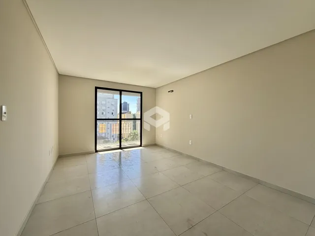 Ambiente interno de uma sala com piso de cerâmica e grande janela.
