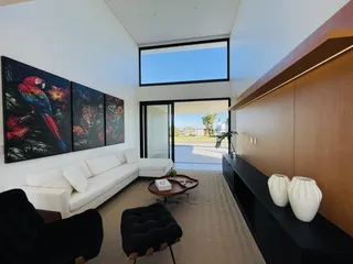 Sala de estar ampla com vista para o exterior.