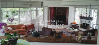 Sala de estar com piso de madeira e lareira em imóvel no Brasil.