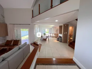 Sala de estar com sofá e piso de madeira em um apartamento.