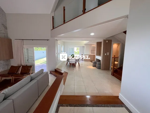 Sala de estar com sofá e piso de madeira em um apartamento.
