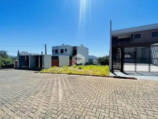 Fachada de uma residência moderna em Lajeado, Brasil, com área de pavimentação na frente.