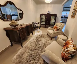 Sala de estar com móveis de madeira e tapete.